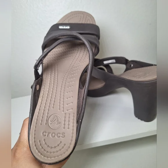 Brown Crocs Cyprus IV strappy platform sandals - Picture 7 of 9